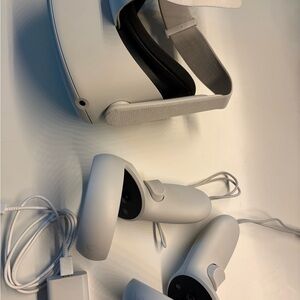 Oculus White VR Headset with Controllers